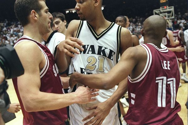 现出强烈的 现出强烈的